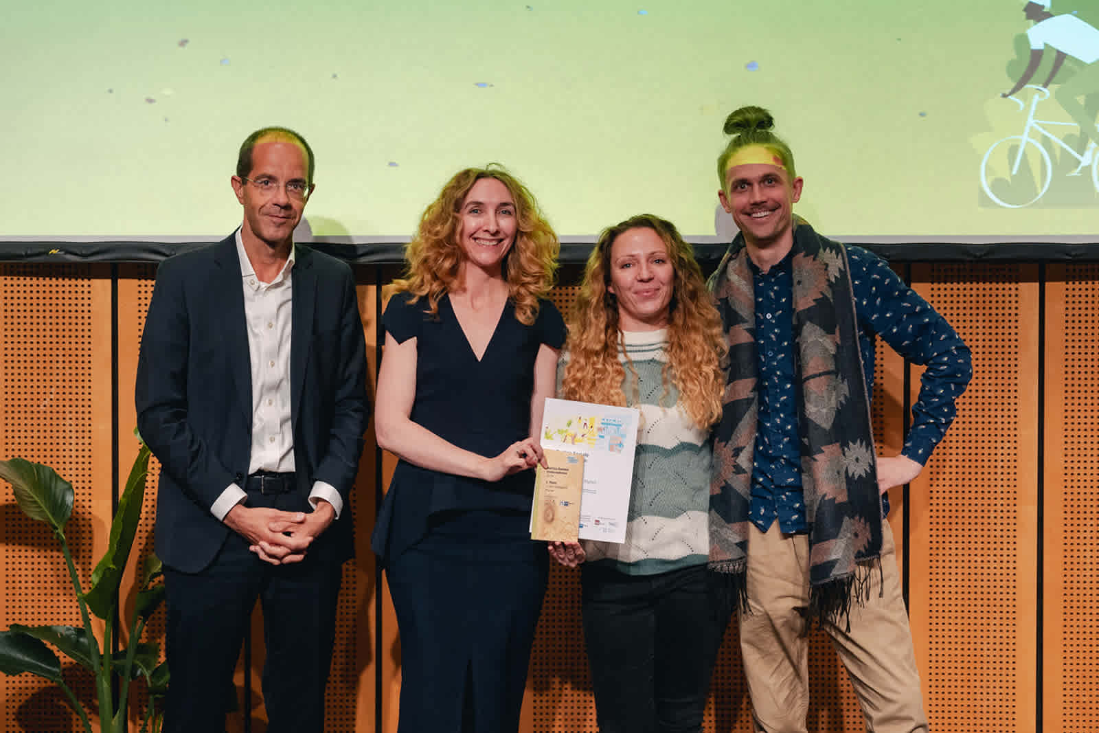 Das Team von ForTomorrow nimmt den Preis in Empfang 
