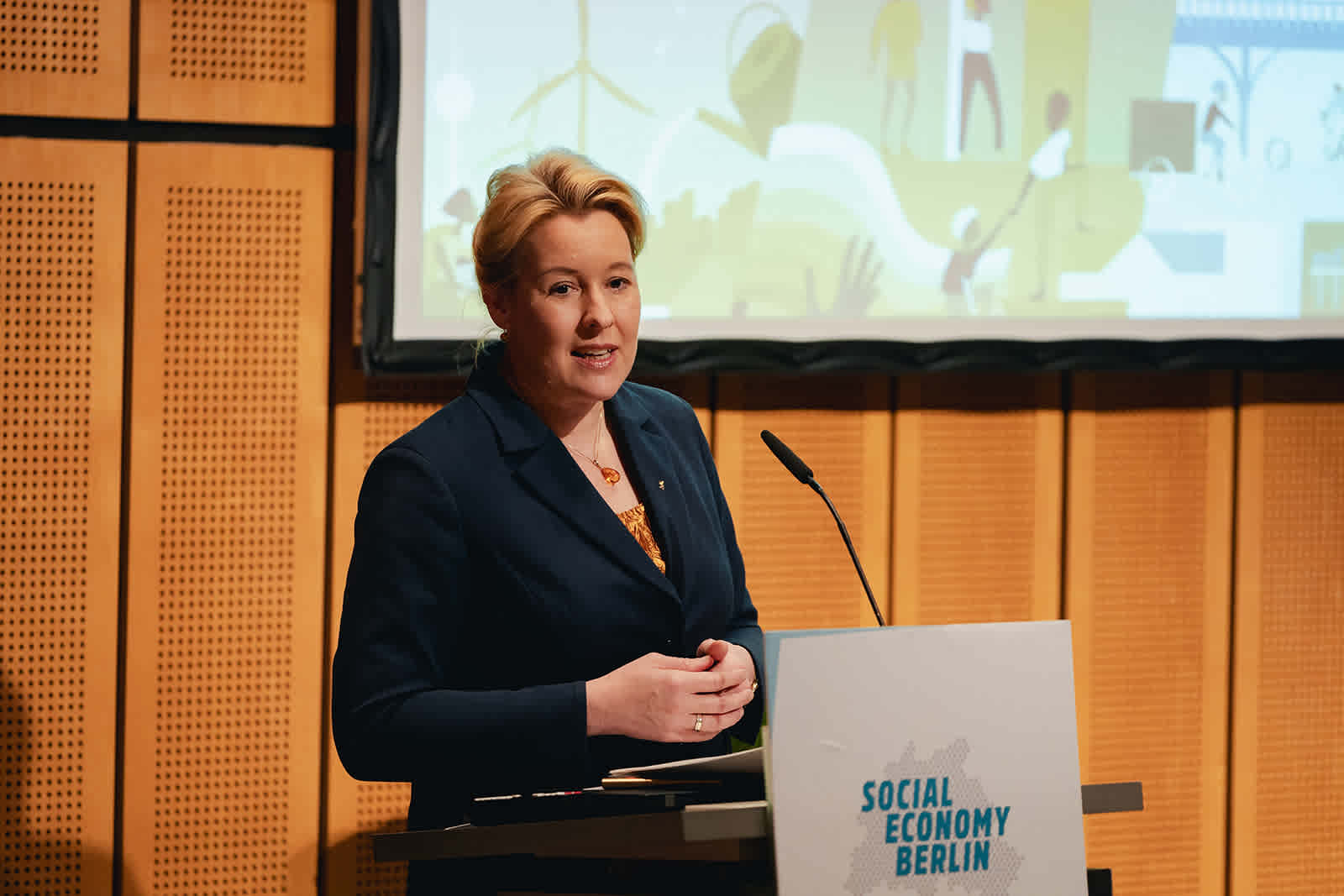 Franziska Giffey am Rednerpult hält einführende Rede