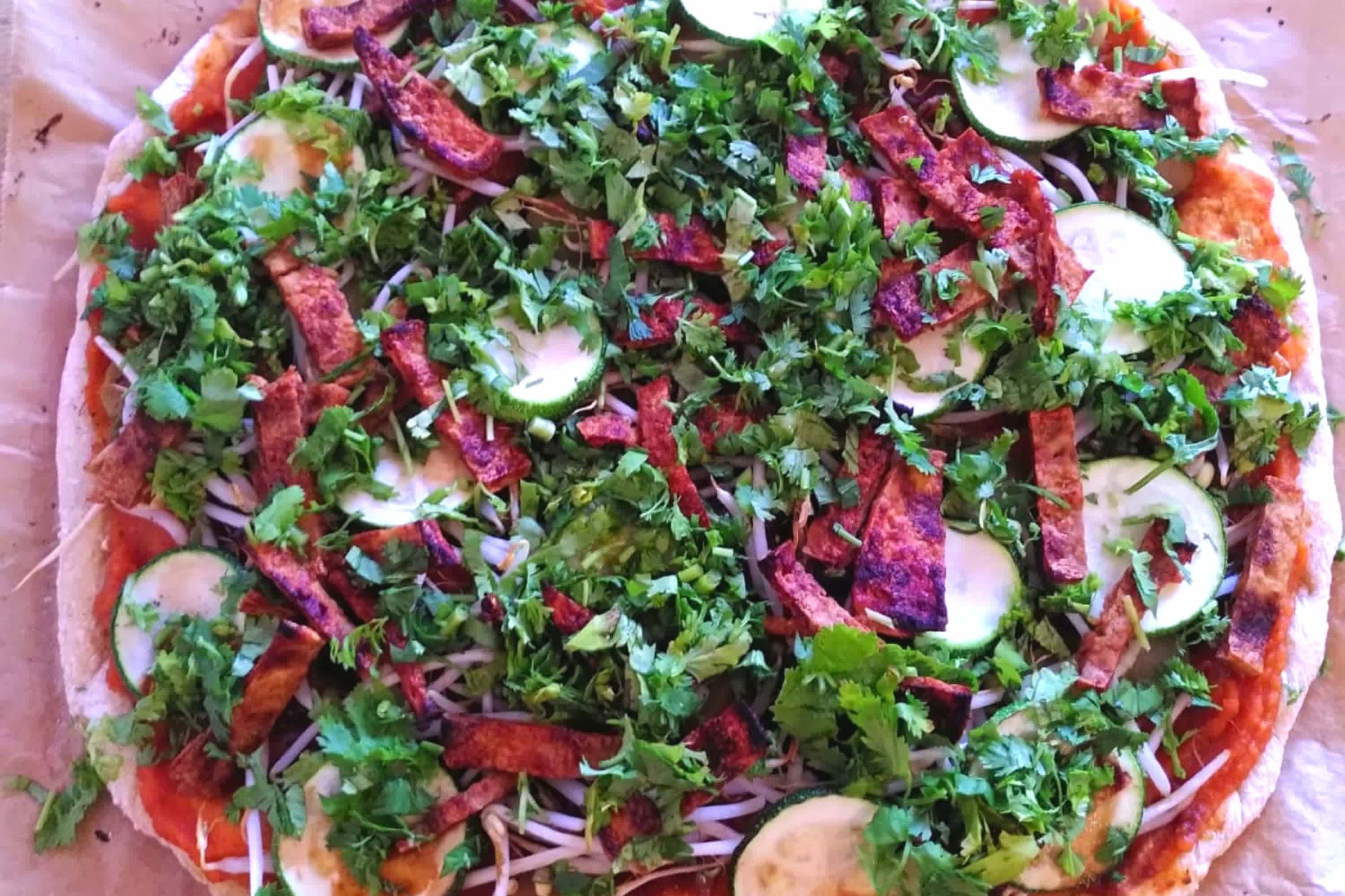fertig belegte, bunte, vegane Pizza