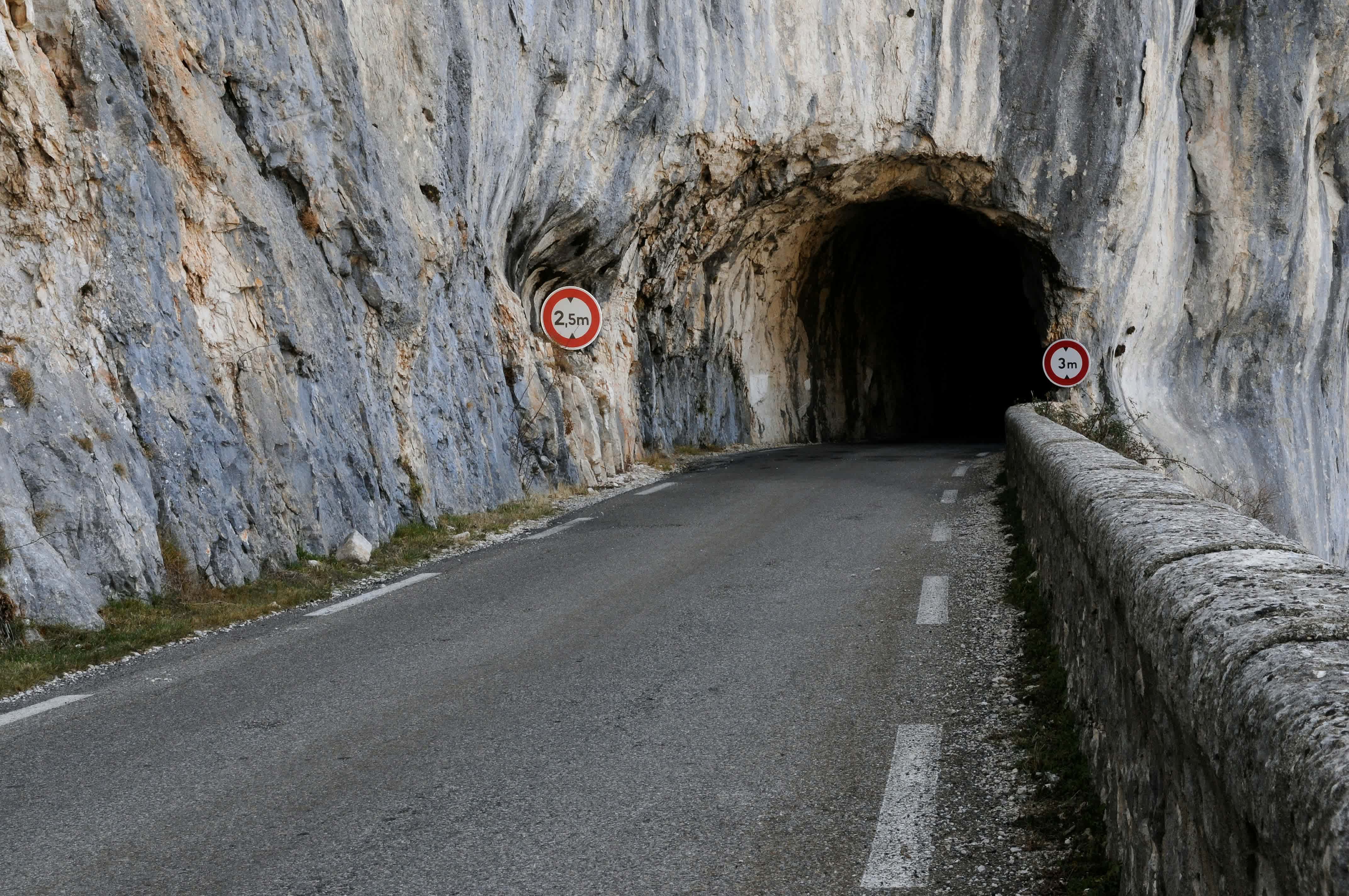 Bergstraße, die in einen Tunnel führt