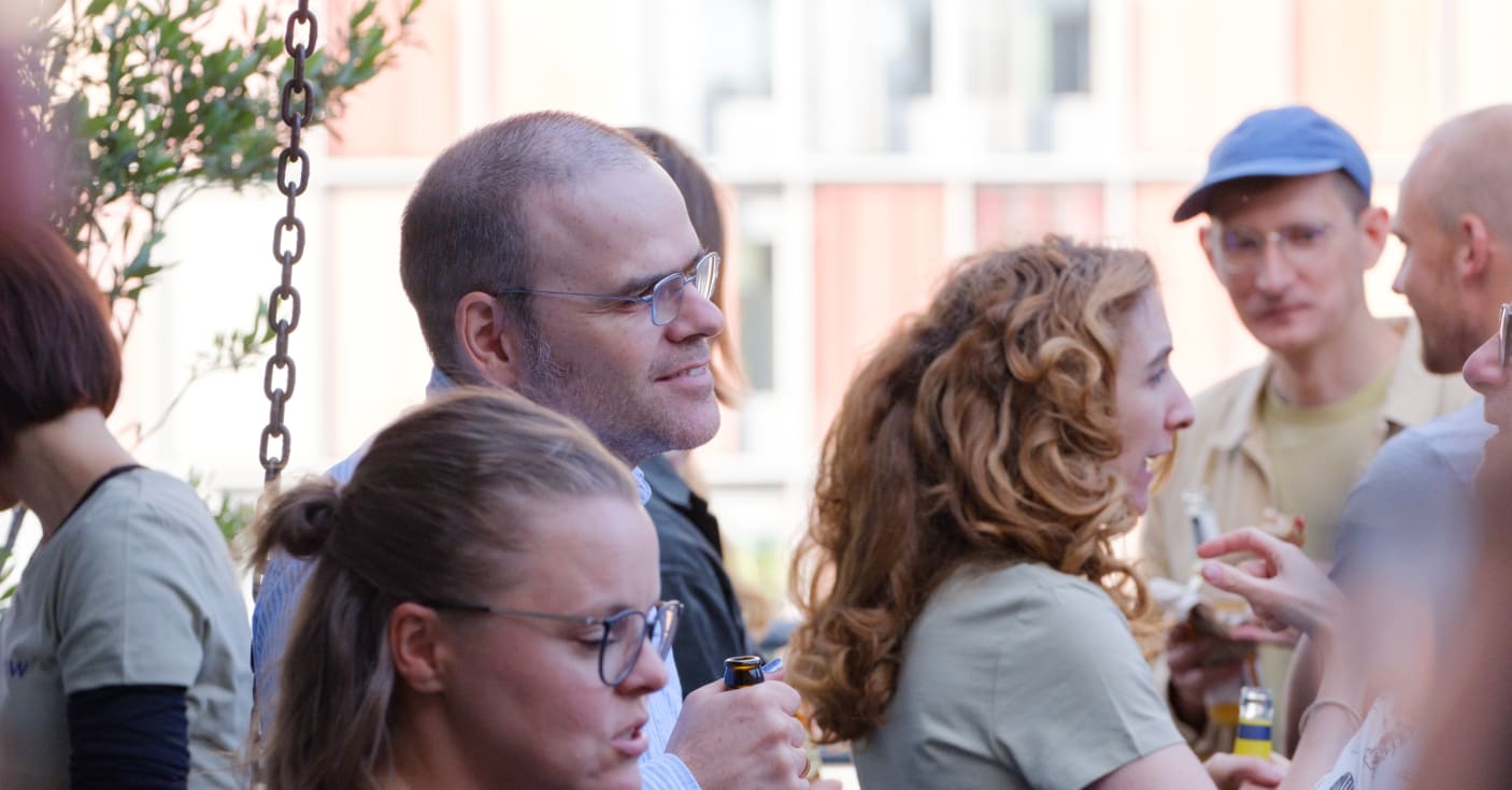 Foto vom ForTomorrow Sommerfest in Berlin mit sich unterhaltenden Menschen