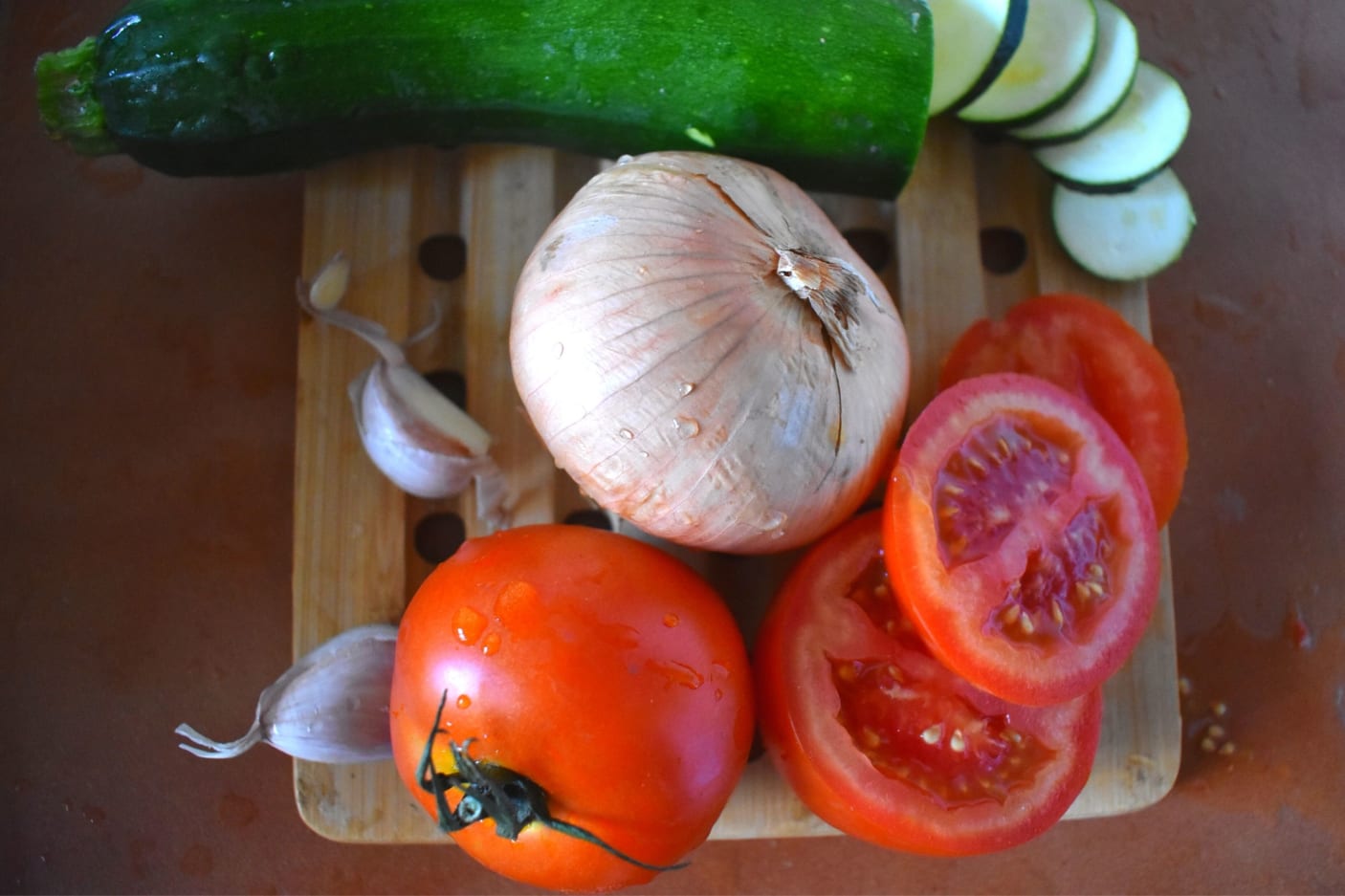 Zucchini, Zwiebel, Tomaten und Knoblauch