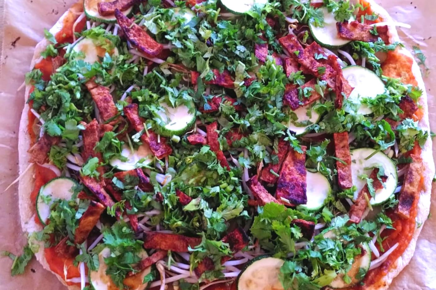 fertig belegte, bunte, vegane Pizza