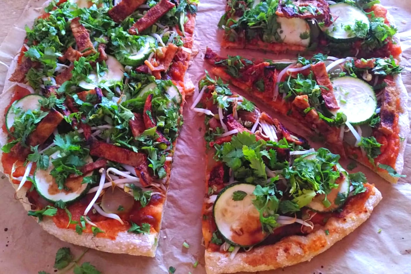 Ausschnitt von einer Pizza in Stücke geschnitten