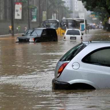 Beweise Klimawandel, Foto einer überfluteten Straße, ein Auto steckt zur Hälfte im Wasser