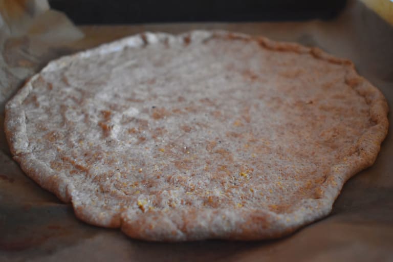ausgerollter, unbelegter Pizzateig