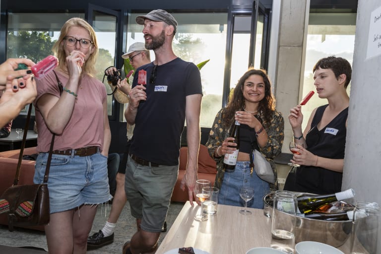 Leute lachen und essen Eis am Stiel