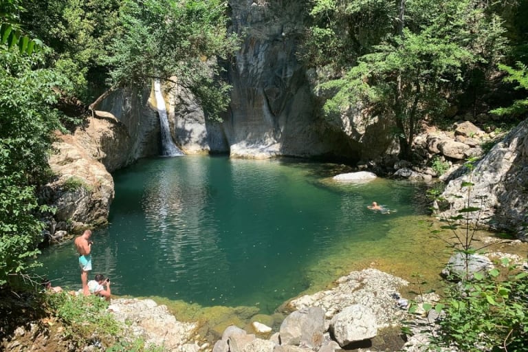 Wasserfall mit kleinem Teich davor