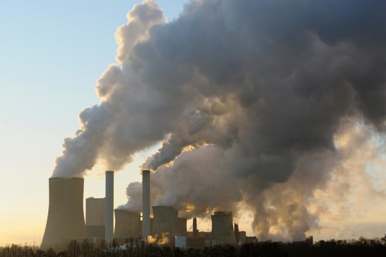Ein Kohlekraftwerk stößt CO<sub>2</sub> aus