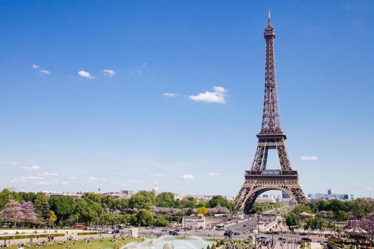 Eiffelturm in Paris von vorne