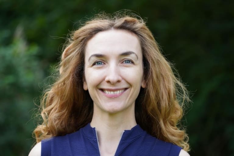 Ruth von Heusinger lächelt in die Kamera.