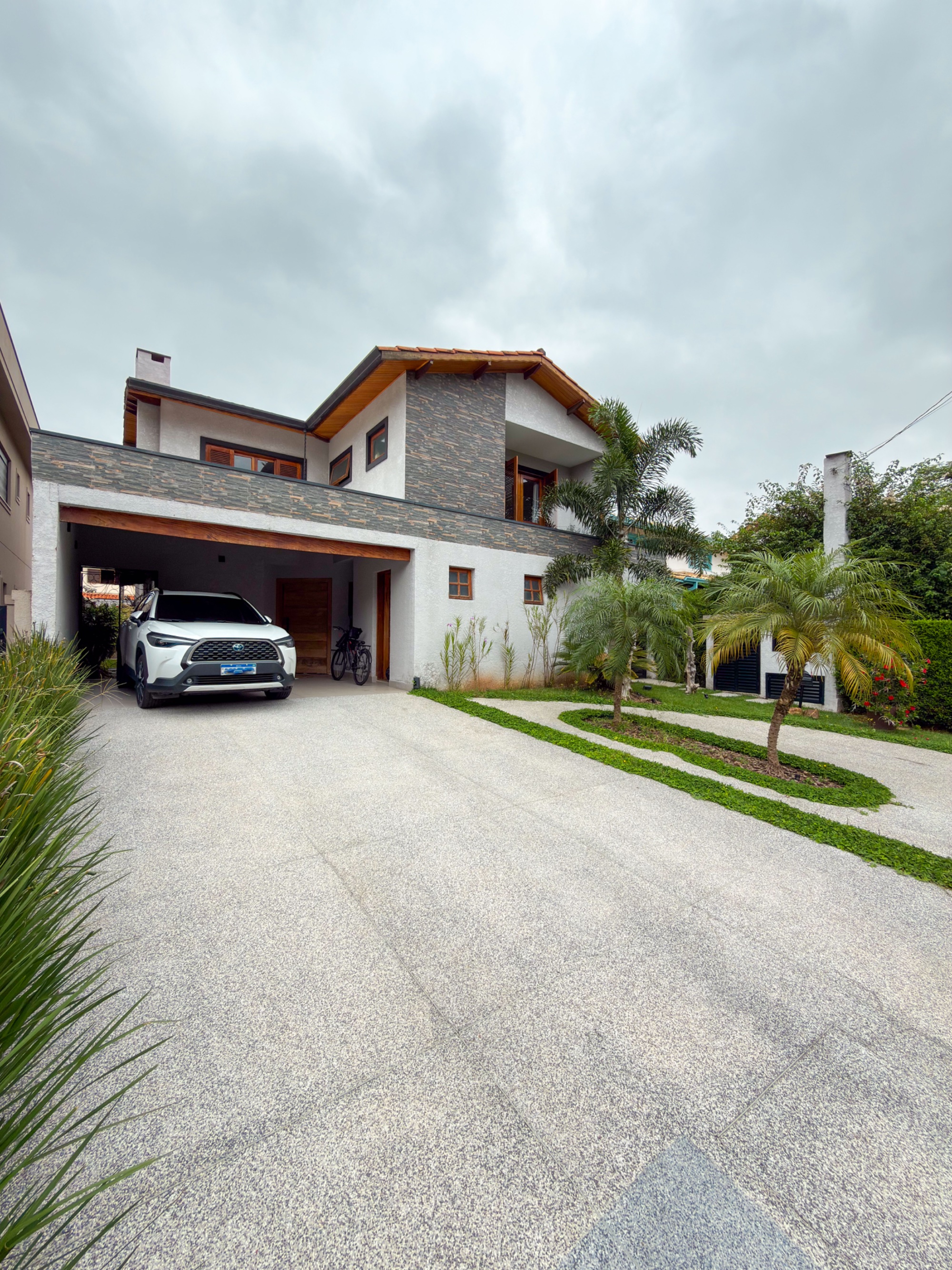 Casa Reformada no Alphaville 4 | 300m², 4 Dormitórios e Área Gourmet Integrada