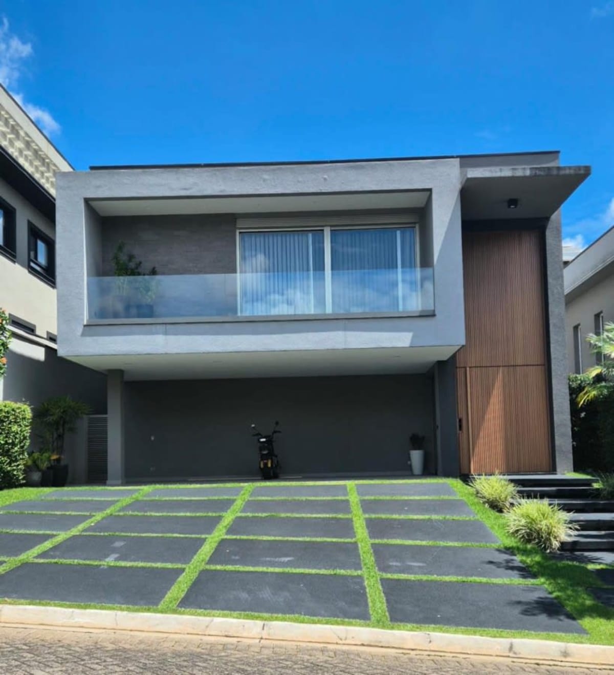 Casa em Condomínio para Venda, 4 dormitórios, sendo 4 suítes, 5 banheiros, 6 vagas de garagem, mobiliado, área construída 350,00 m², terreno 420,00 m² - foto 1