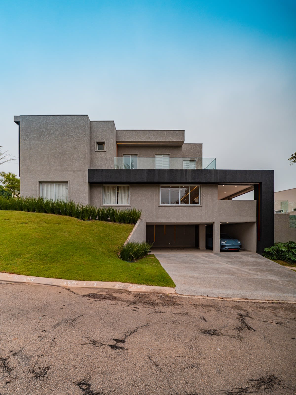 Casa de Esquina Mobiliada no New Ville | 3 Suítes, Piscina com Borda Infinita e Arquitetura Contemporânea - foto 1