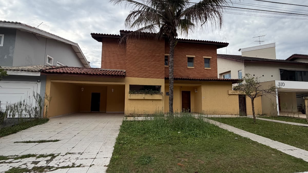 Alphaville 3 – Casa em amplo terreno com piscina e churrasqueira - foto 1