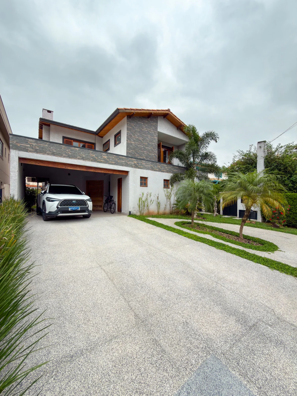Casa Reformada no Alphaville 4 | 300m², 4 Dormitórios e Área Gourmet Integrada - foto 1