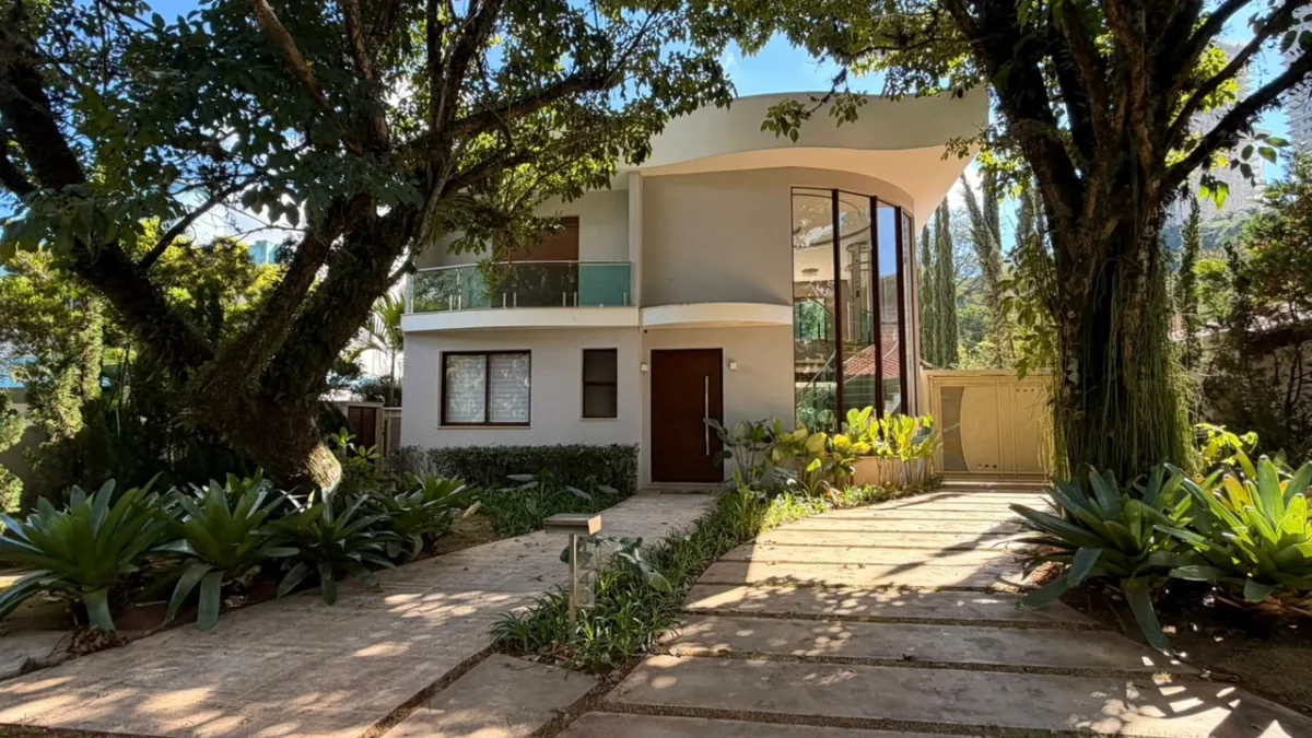 Casa Exclusiva no Alphaville 2 com Elevador, Piscina Integrada e Vista Permanente para Área Verde - foto 1