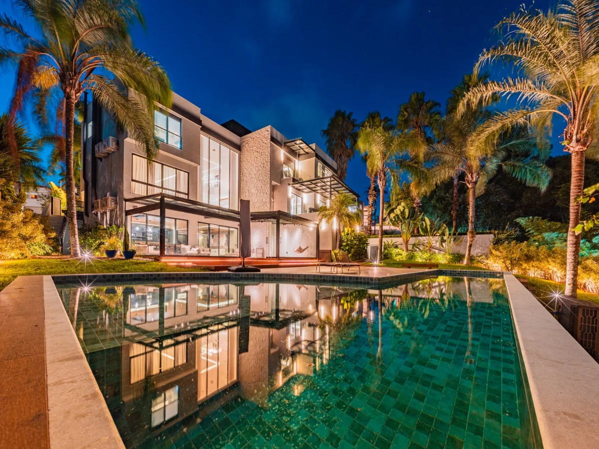Residência Exclusiva no Melville | 5 Suítes, Vista Permanente para a Mata e 724 m² de Sofisticação - foto 1