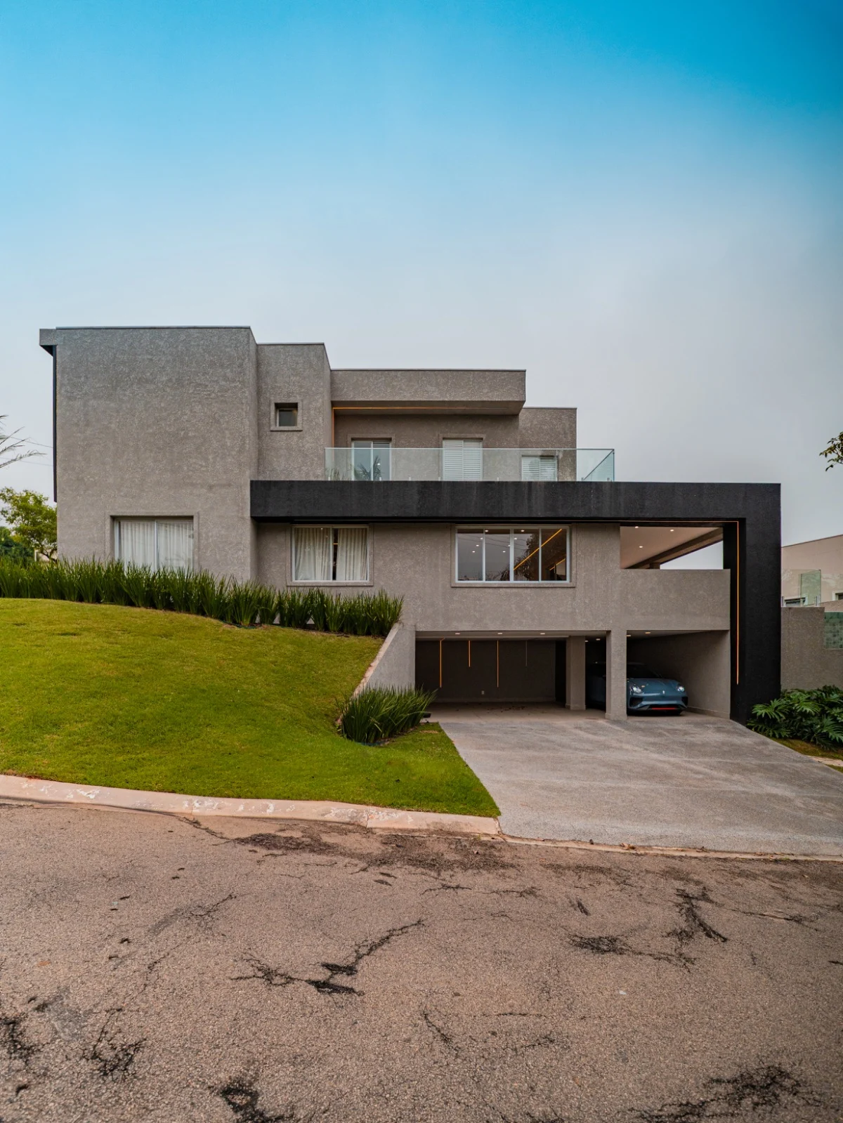 Casa de Esquina Mobiliada no New Ville | 3 Suítes, Piscina com Borda Infinita e Arquitetura Contemporânea - foto 1