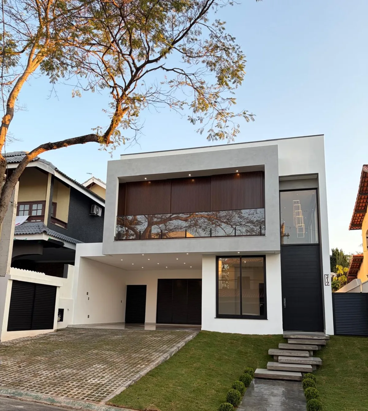 Residência Novíssima no Alphaville 04 | Arquitetura Assinada, 4 Suítes e Acabamentos Sofisticados - foto 1