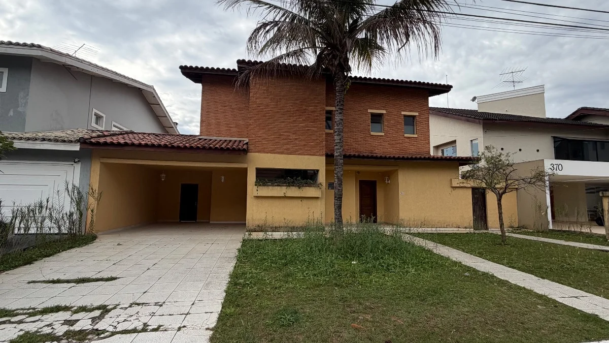 Alphaville 3 – Casa em amplo terreno com piscina e churrasqueira - foto 1