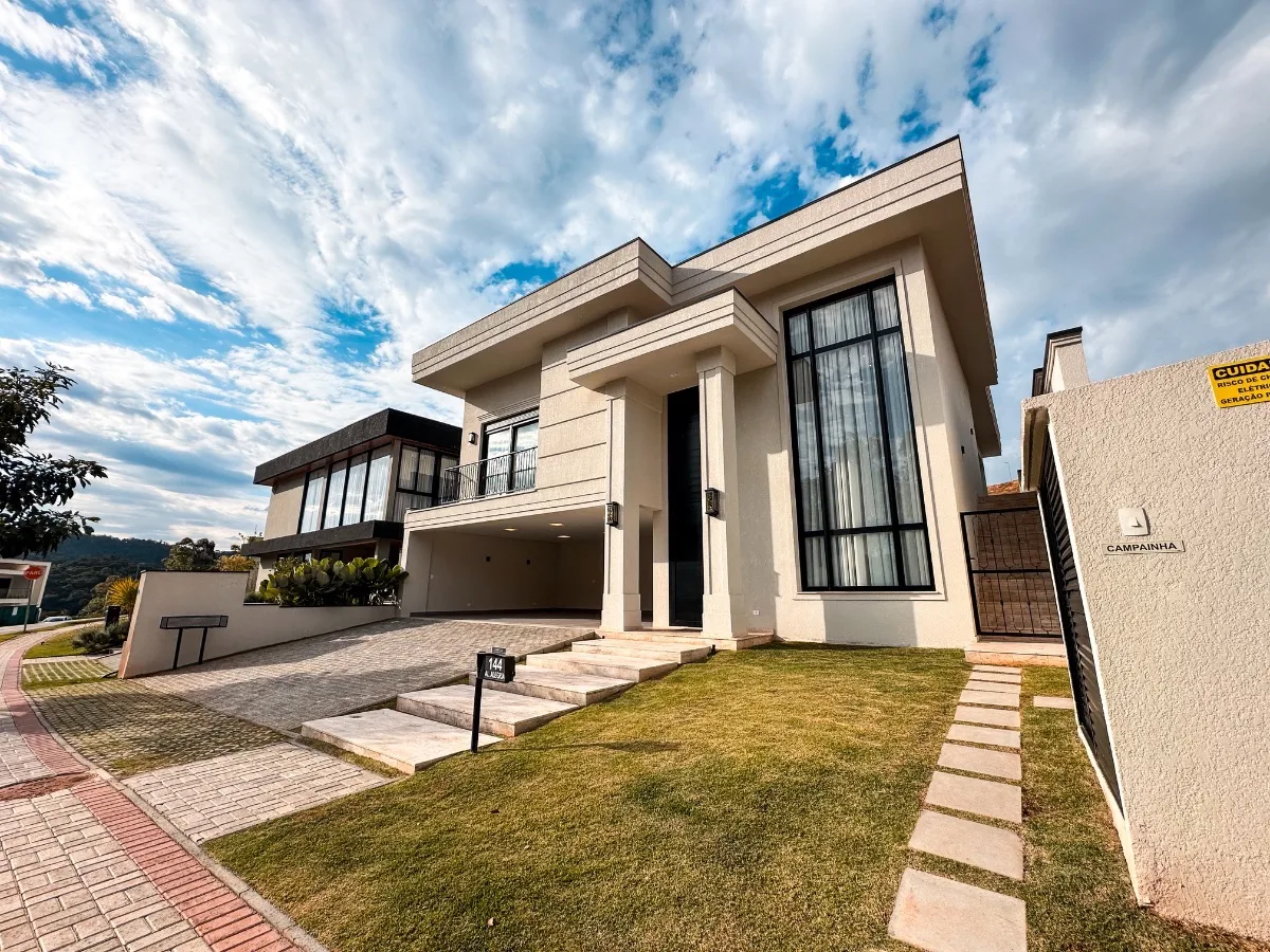 Casa Neoclássica Semitérrea no Itahyê - foto 1