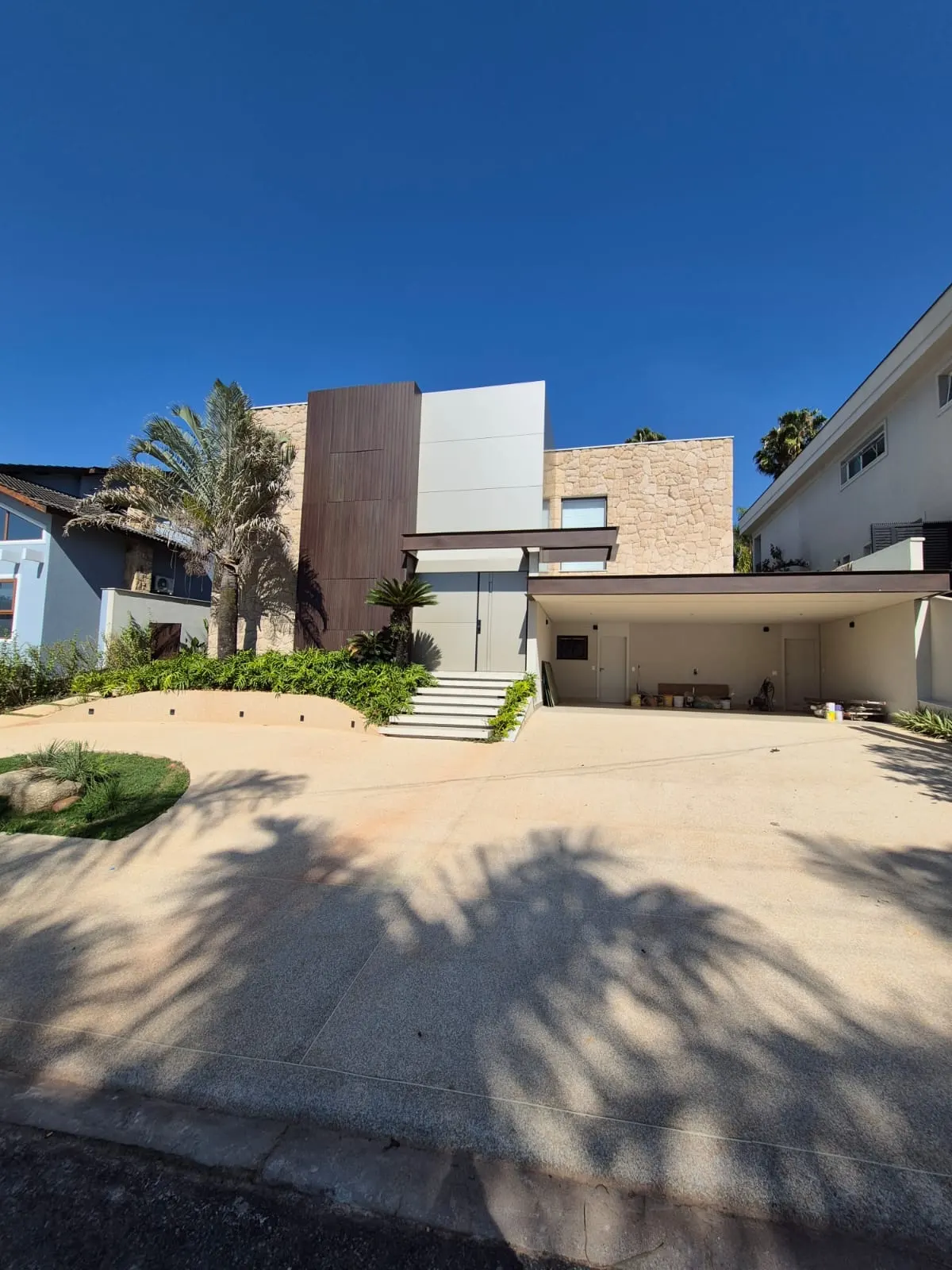 Casa de Alto Padrão com 4 Suítes, Cinema e Piscina com Raia de 15 Metros - foto 1