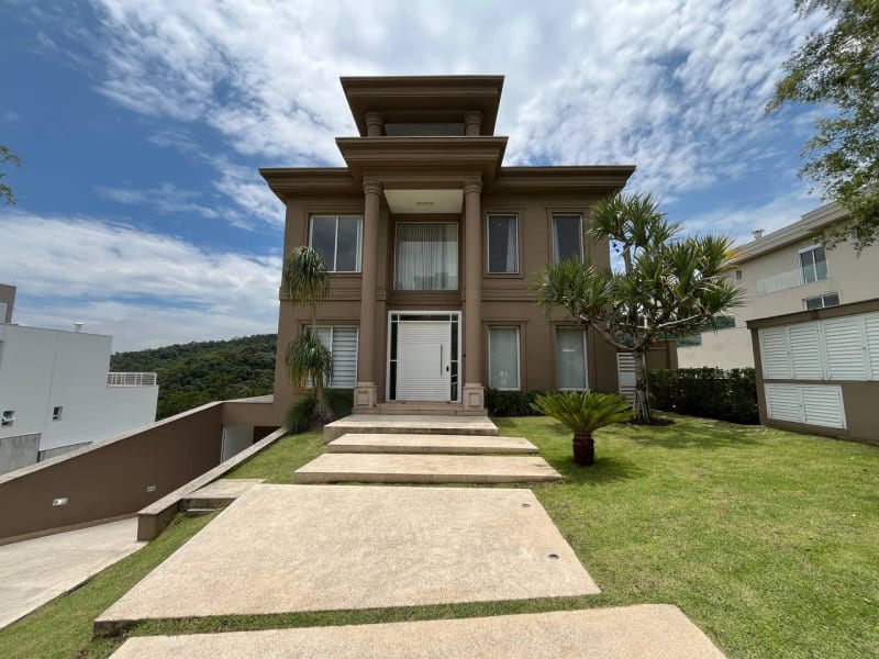Casa em Condomínio para Venda, Santana de Parnaíba / SP, bairro Alphaville, 5 dormitórios, sendo 5 suítes, 7 banheiros, 5 vagas de garagem, mobiliado, área total 490,00 m², área construída 702,00 m², terreno 490,00 m²
