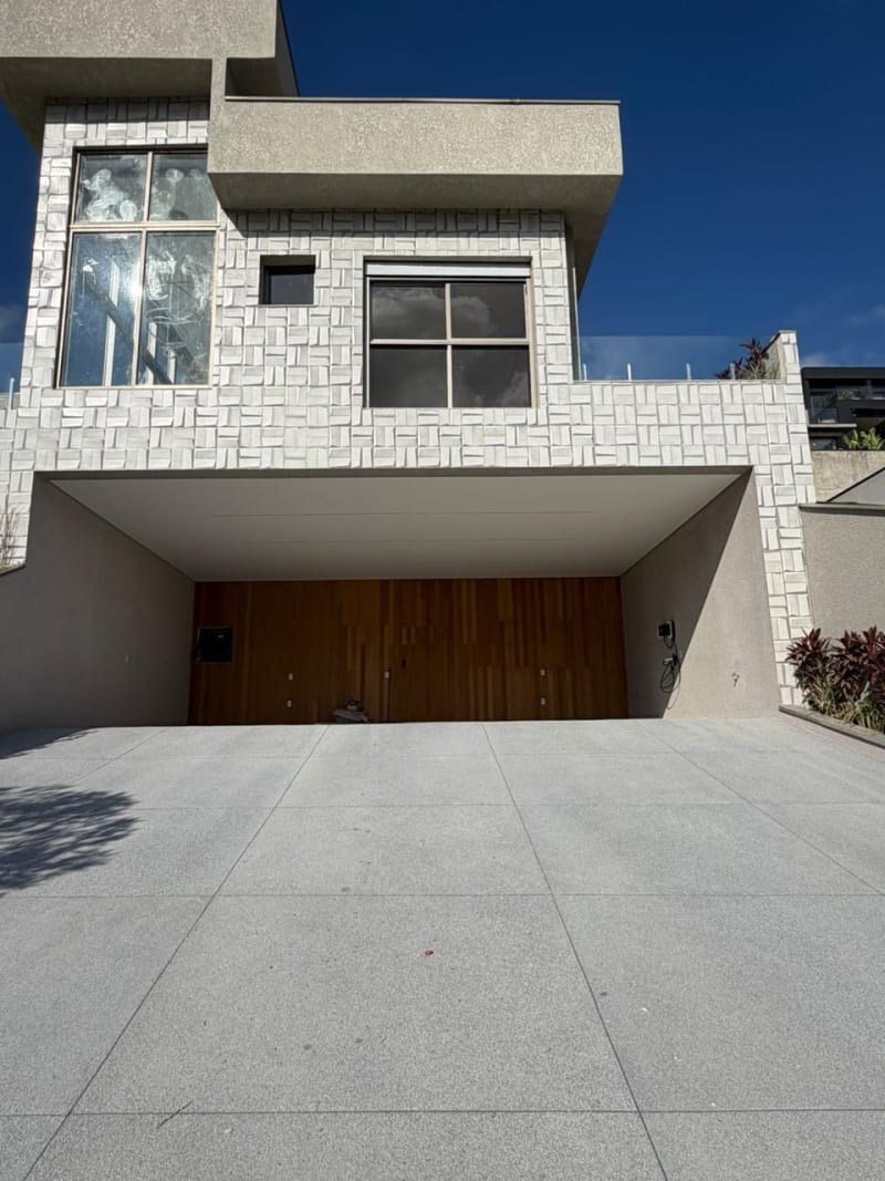 Exclusividade, Vista Permanente e Arquitetura Contemporânea em um Refúgio de Alto Padrão