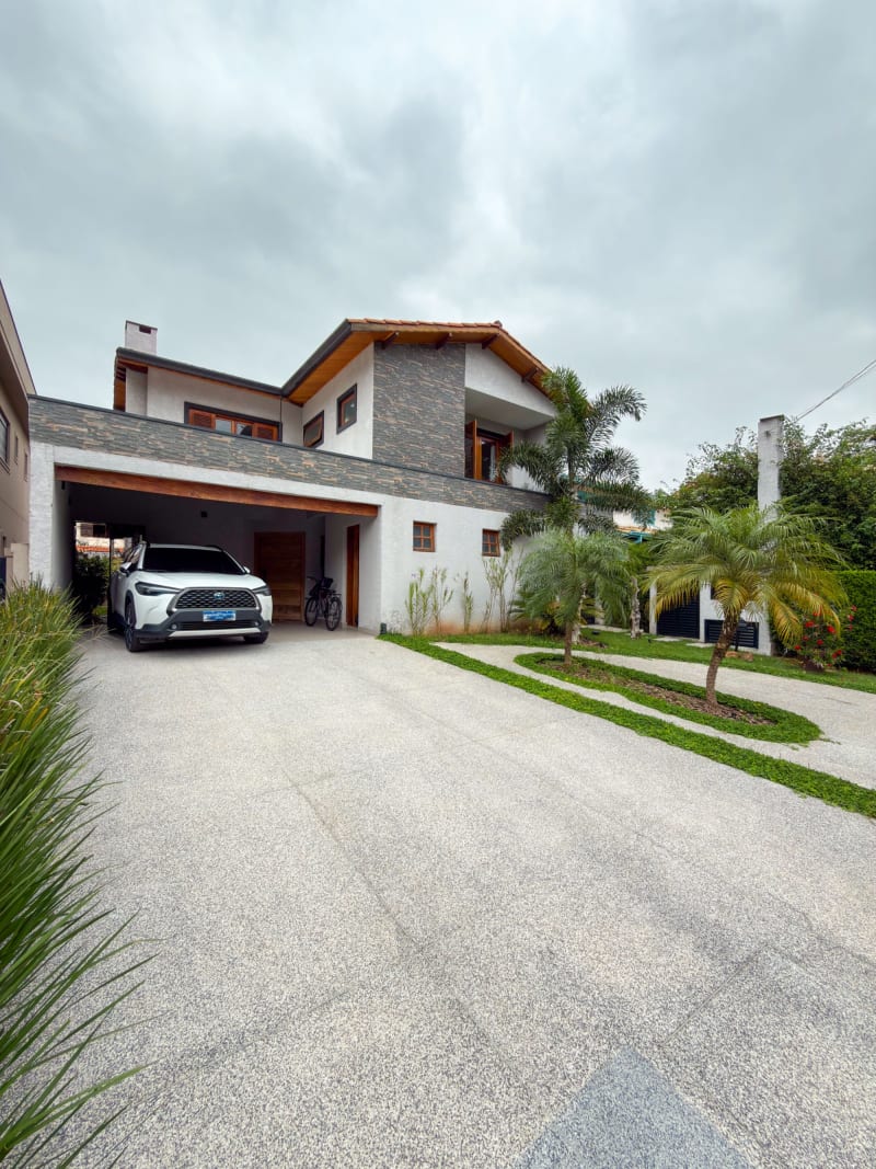 Casa Reformada no Alphaville 4 | 300m², 4 Dormitórios e Área Gourmet Integrada