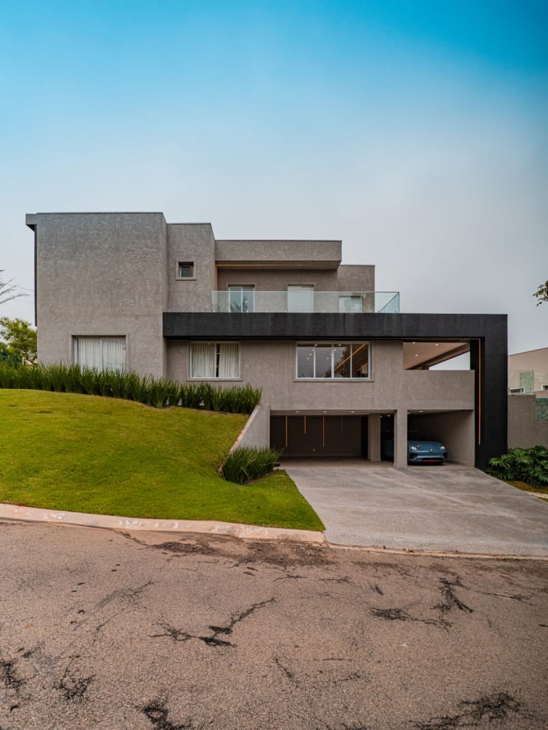 Casa de Esquina Mobiliada no New Ville | 3 Suítes, Piscina com Borda Infinita e Arquitetura Contemporânea