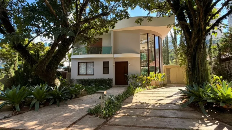 Casa Exclusiva no Alphaville 2 com Elevador, Piscina Integrada e Vista Permanente para Área Verde - foto 1