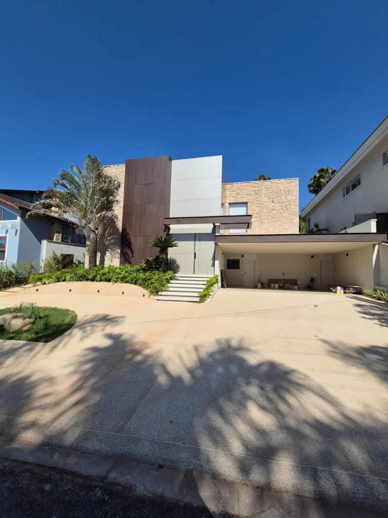 Casa de Alto Padrão com 4 Suítes, Cinema e Piscina com Raia de 15 Metros - foto 1