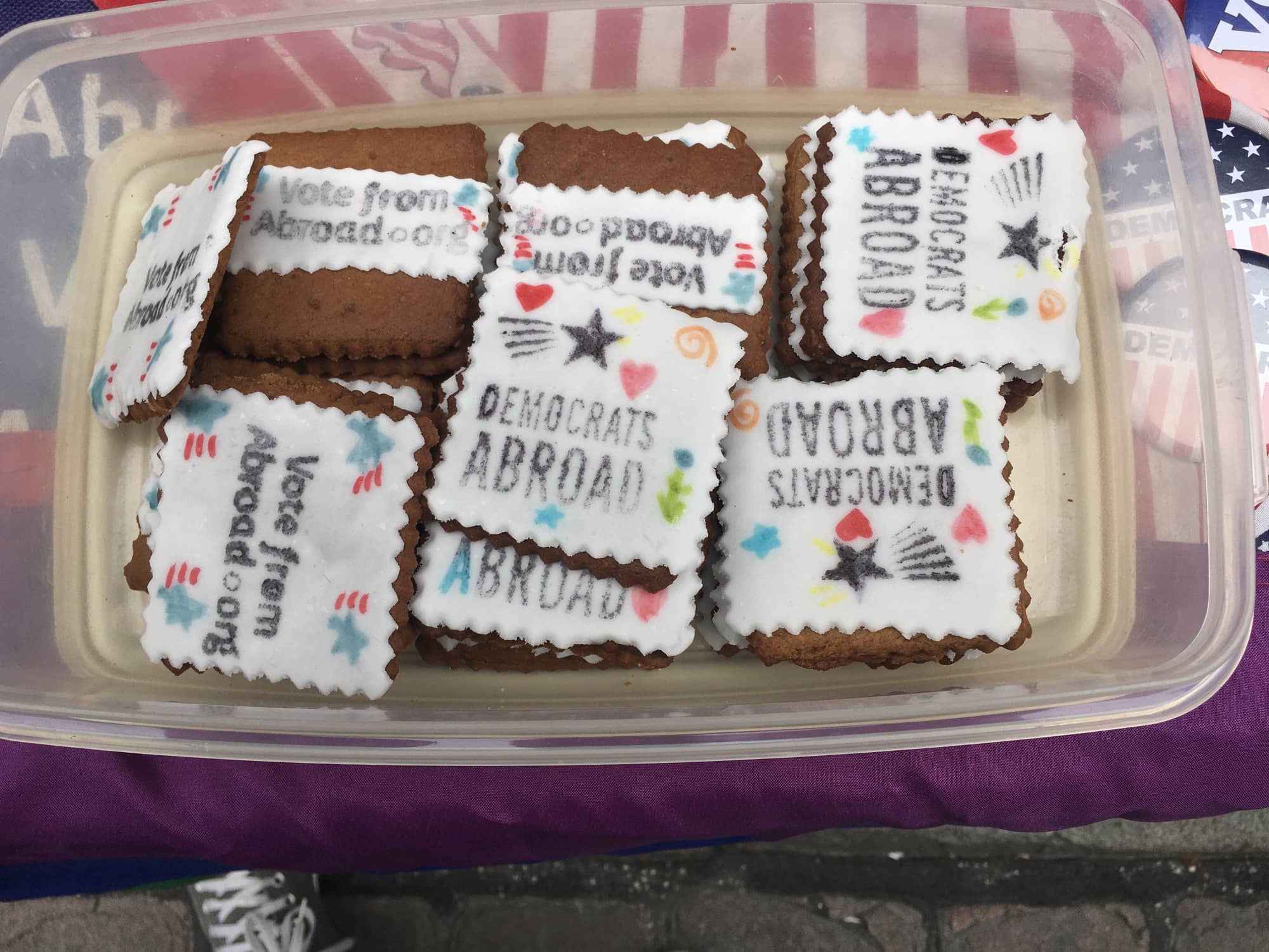 DA- and VoteFromAbroad-themed cookies by Jodi