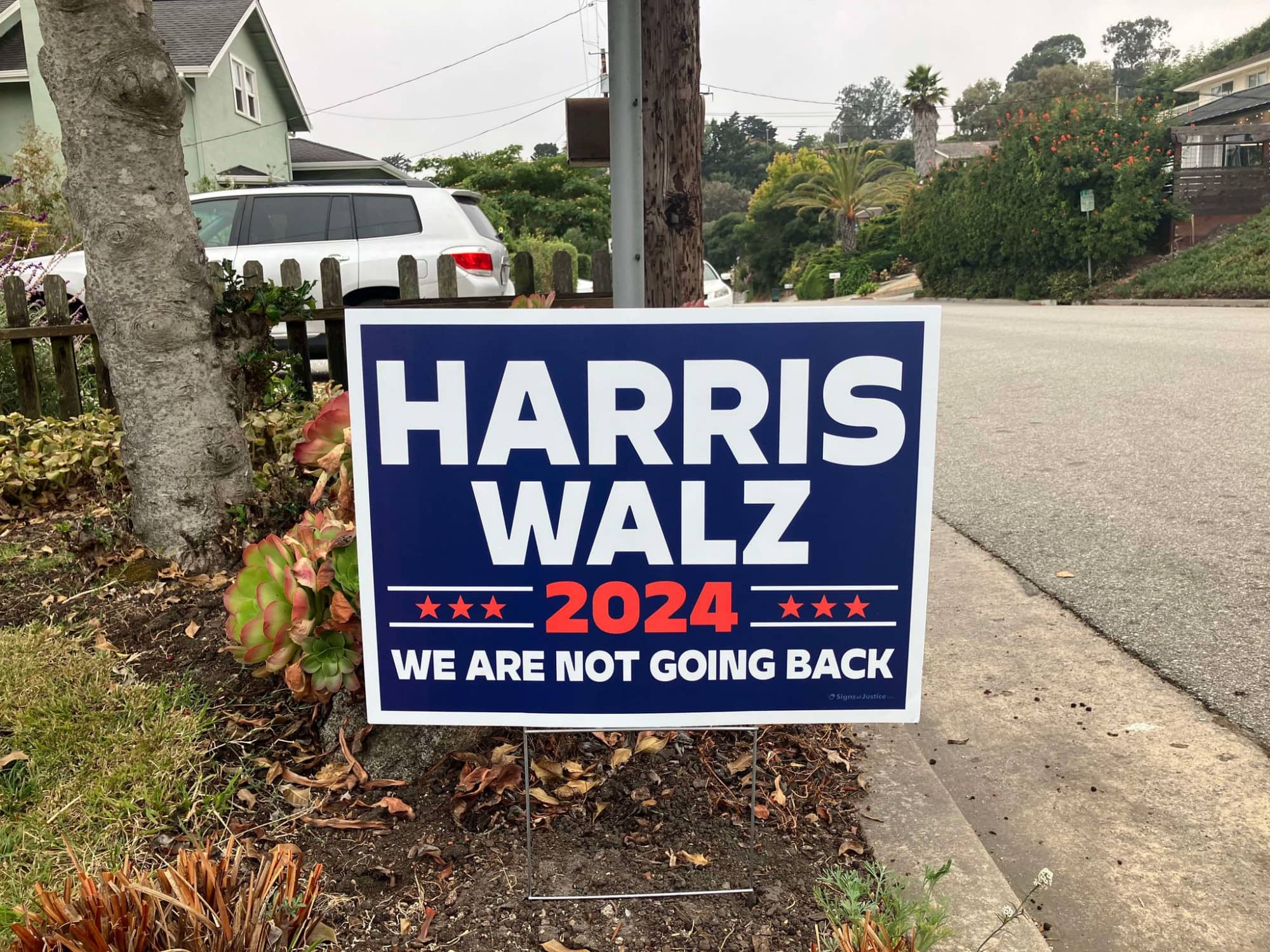 Harris/Walz Sign