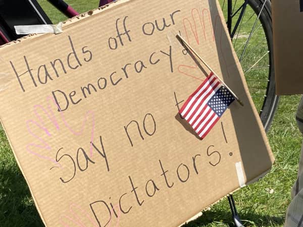No to dictators!