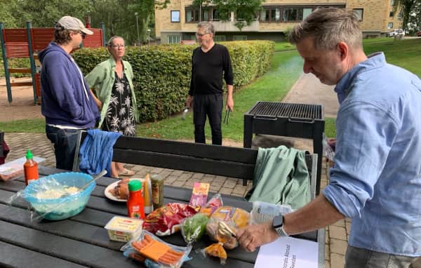 DA Göta chapter members gather around the picnic table and grill