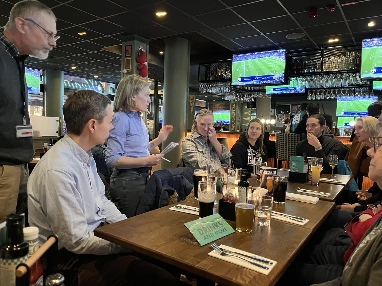 Get-out-the-vote coordinator Cassandra Engemann talks to local members of Democrats Abroad Sweden.