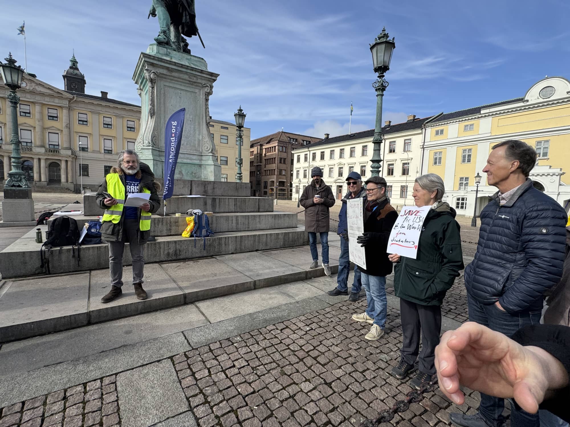 Democrats Abroad Western Sweden chapter chair Joel Parthemore addresses the protesters.