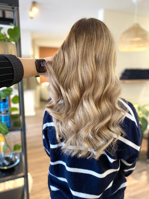 Frisuren-Bild von Royale Coiffeure auf hairinspo: frau, kopfhaar, glatt, lang, beachwaves, mehrfarbig, balayage, blond, dunkelblond