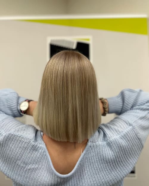 Frisuren-Bild von Milena Walper auf hairinspo: frau, kopfhaar, glatt, schulterlang, mittelscheitel, einfarbig, foilayage, platinblond