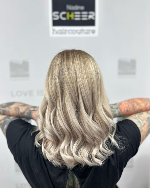 Frisuren-Bild von Milena Walper auf hairinspo: frau, kopfhaar, glatt, lang, beachwaves, einfarbig, babylights, hellblond