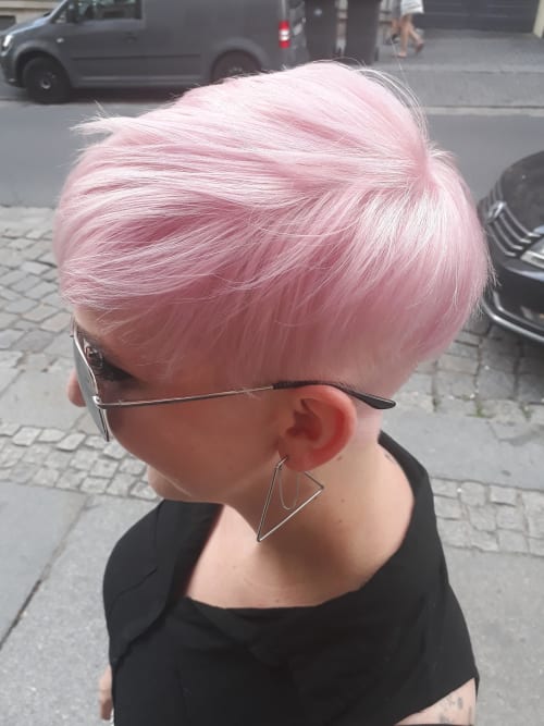 Frisuren-Bild von Silke Peukert auf hairinspo: frau, kopfhaar, glatt, kurz, undercut, einfarbig, tönung, rosa, blondierung, pastel