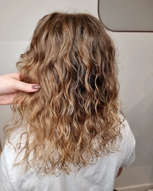 Frisuren-Bild von Kimberly Peeters auf hairinspo: frau, kopfhaar, lockig, lang, mittelscheitel, stufenschnitt, mehrfarbig, balayage, blond