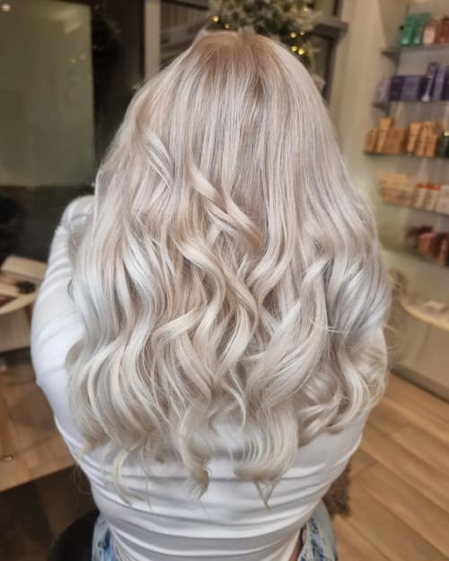 Frisuren-Bild von Kimberly Peeters auf hairinspo: frau, kopfhaar, glatt, lang, beachwaves, mehrfarbig, mêches, weiss