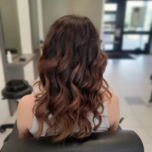 Frisuren-Bild von Adrian Sortino auf hairinspo: frau, kopfhaar, wellig, lang, seitenscheitel, stufenschnitt, beachwaves, mehrfarbig, tönung, balayage, brondé, braun