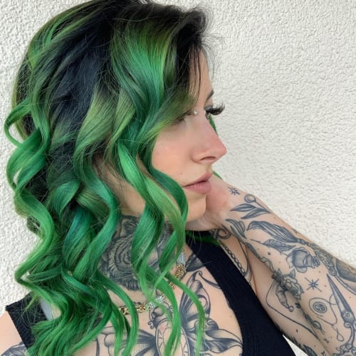 Frisuren-Bild von Monika Hamm auf hairinspo: frau, kopfhaar, wellig, schulterlang, locken, einfarbig, dimensional color, grün