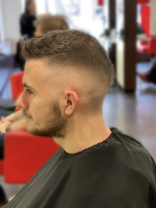 Frisuren-Bild von Egzon Aradini auf hairinspo: mann, kopfhaar, wellig, kurz, fadecut, einfarbig, keine farbtechnik, braun