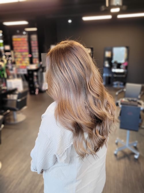 Frisuren-Bild von Daniel Häußler auf hairinspo: frau, kopfhaar, wellig, lang, beachwaves, mehrfarbig, balayage, color melt, blond, caramel