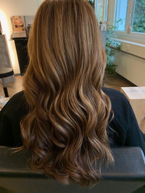 Frisuren-Bild von Franziska Frommenwiler auf hairinspo: frau, kopfhaar, wellig, lang, stufenschnitt, waves, mehrfarbig, haarfarbe, balayage, hellbraun, caramel
